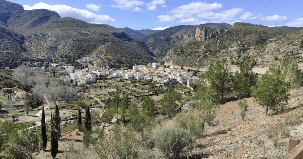 photo sur le village de Chera : arbres, maison, village, montagnes, ciel bleu