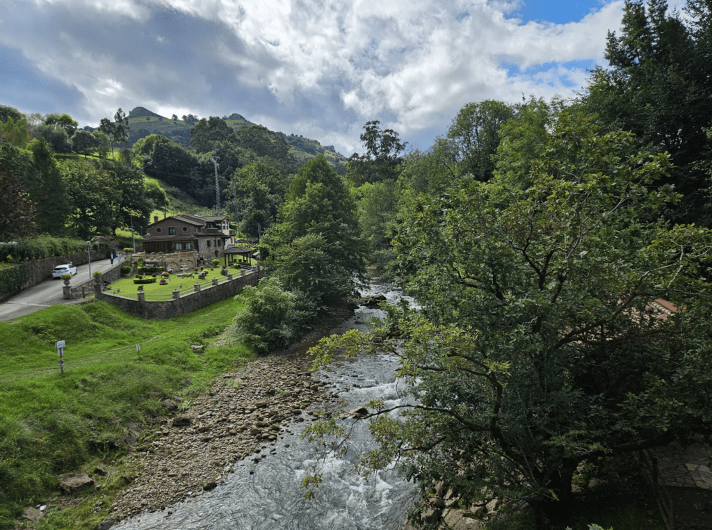 Paysage de Liérganes avec ses arbres et la rivière qui passe près du village