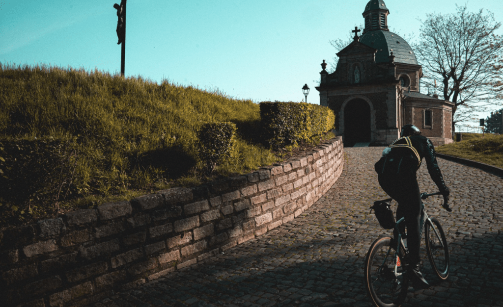 Image d'un cycliste de dos, des pavés, le Muur van Geraardsbergen